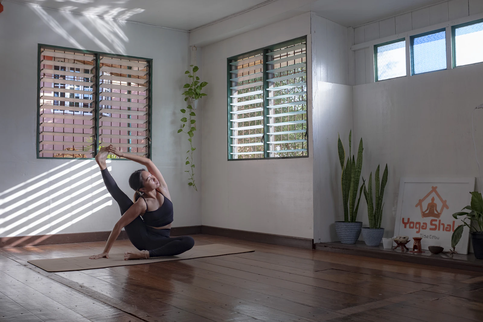 Posture calme en tenue souple - ambiance coaching et mouvement.